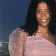 Estudiante que ofrece clases a niños en Cartagena